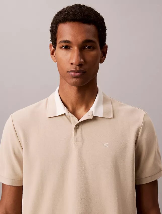 Camisa polo com gola em blocos de cor em piqué Camisa polo com gola em blocos de cor em piqué