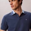 Camisa polo com gola em blocos de cor em piqué