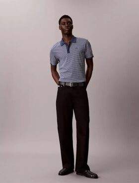 Camisa polo com riscas universitárias