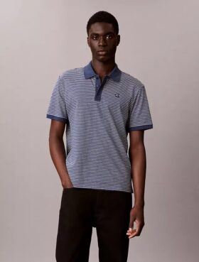 Camisa polo com riscas universitárias
