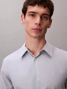 Camisa Slim com botões e padrão jacquard geométrico
