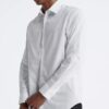 Camisa social de corte justo em algodão com padrão em espinha Camisa social de corte justo em algodão com padrão em espinha
