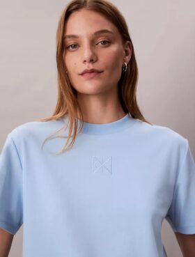 Camiseta clássica com logótipo