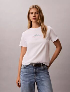 Camiseta clássica com logótipo em camadas