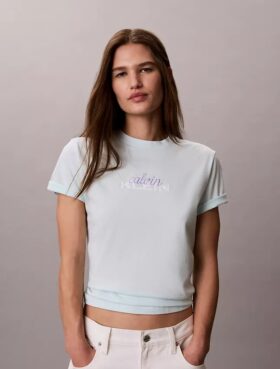 Camiseta clássica com logótipo em camadas