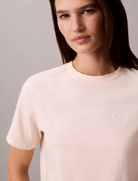 Camiseta clássica com logótipo em feltro