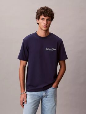Camiseta clássica com logótipo em letras pequenas