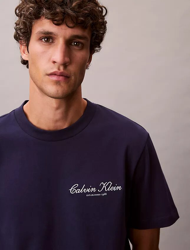 Camiseta clássica com logótipo em letras pequenas Camiseta clássica com logótipo em letras pequenas