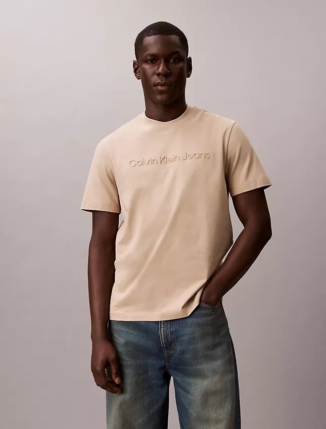Camiseta clássica com logótipo em relevo Camiseta clássica com logótipo em relevo