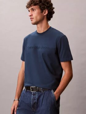 Camiseta clássica com logótipo em relevo