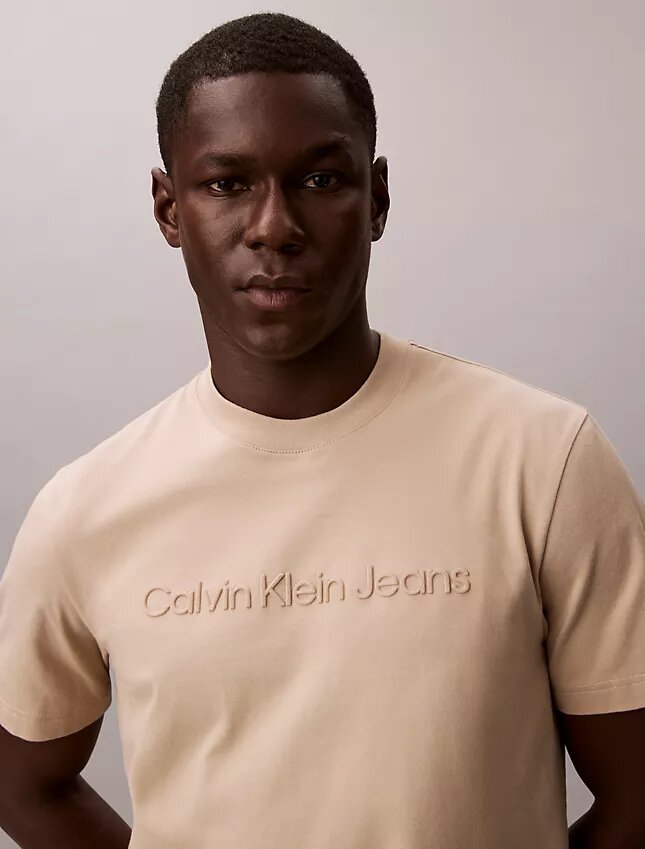 Camiseta clássica com logótipo em relevo Camiseta clássica com logótipo em relevo