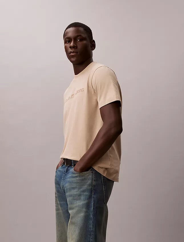 Camiseta clássica com logótipo em relevo Camiseta clássica com logótipo em relevo