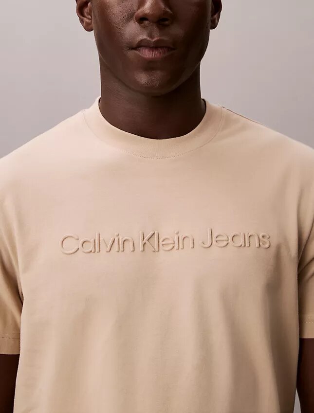Camiseta clássica com logótipo em relevo Camiseta clássica com logótipo em relevo