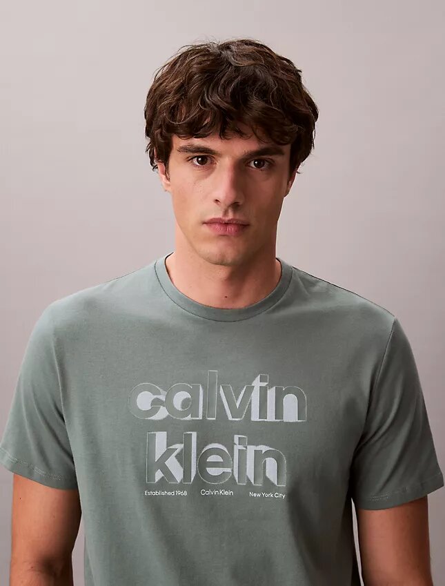 Camiseta clássica com logótipo em sombra Camiseta clássica com logótipo em sombra