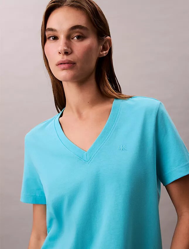 Camiseta com decote em V e Monogram Camiseta com decote em V e Monogram