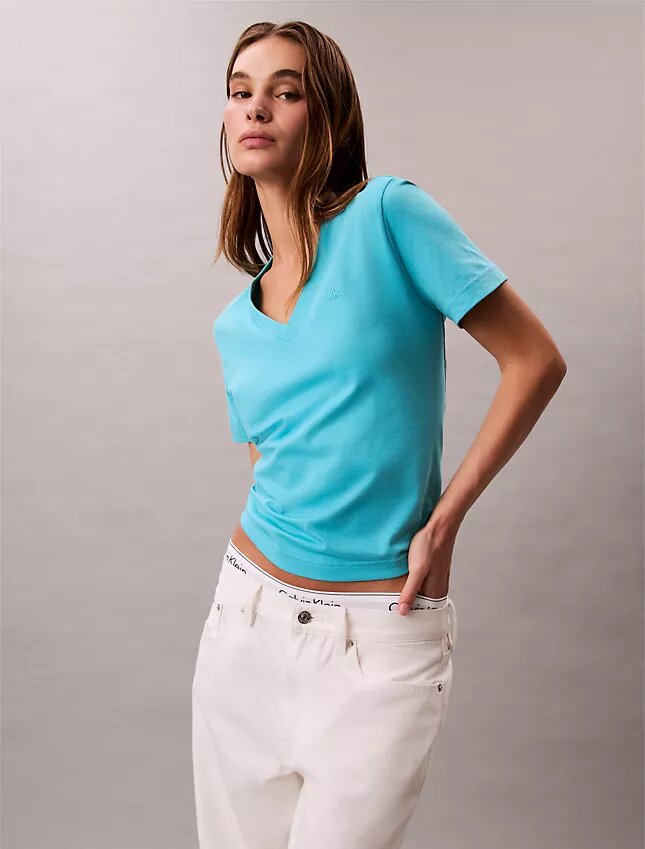 Camiseta com decote em V e Monogram Camiseta com decote em V e Monogram