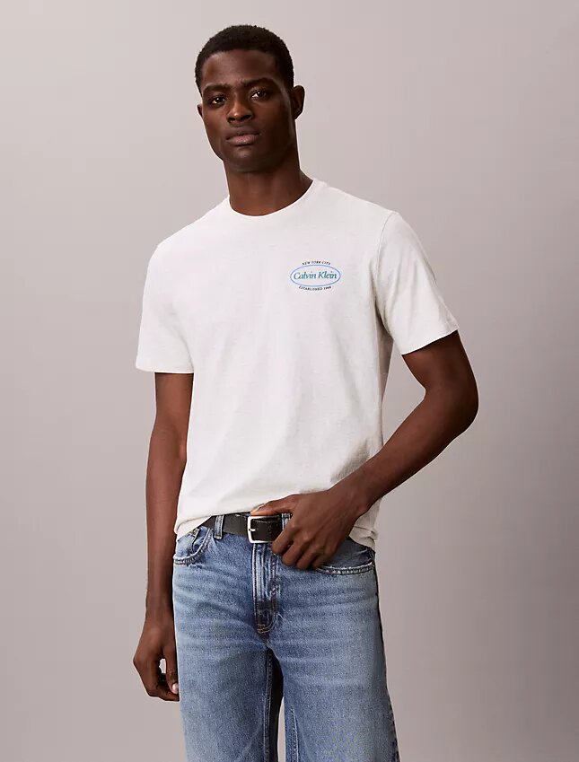 Camiseta com logotipo gráfico Calvin Klein Camiseta com logotipo gráfico Calvin Klein