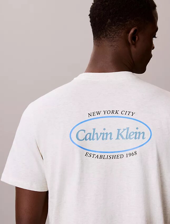 Camiseta com logotipo gráfico Calvin Klein Camiseta com logotipo gráfico Calvin Klein