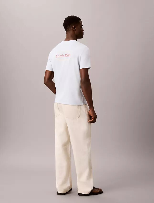 Camiseta com logotipo gráfico Calvin Klein Camiseta com logotipo gráfico Calvin Klein