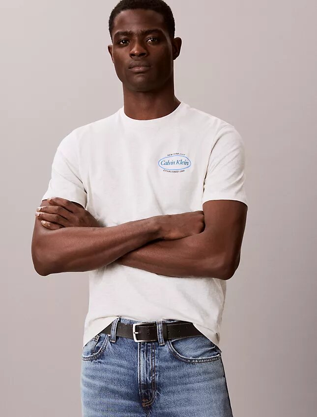 Camiseta com logotipo gráfico Calvin Klein Camiseta com logotipo gráfico Calvin Klein