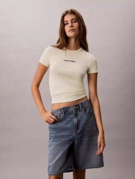 Camiseta Curta com Logotipo em Malha Canelada
