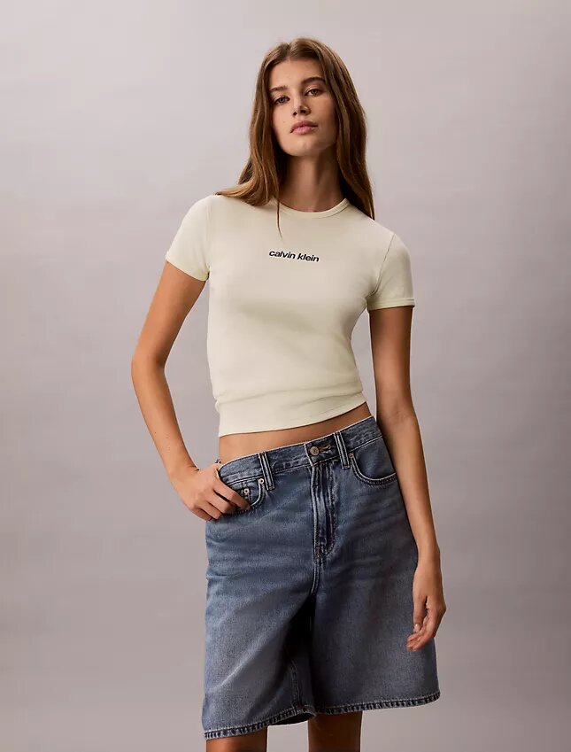 Camiseta Curta com Logotipo em Malha Canelada Camiseta Curta com Logotipo em Malha Canelada