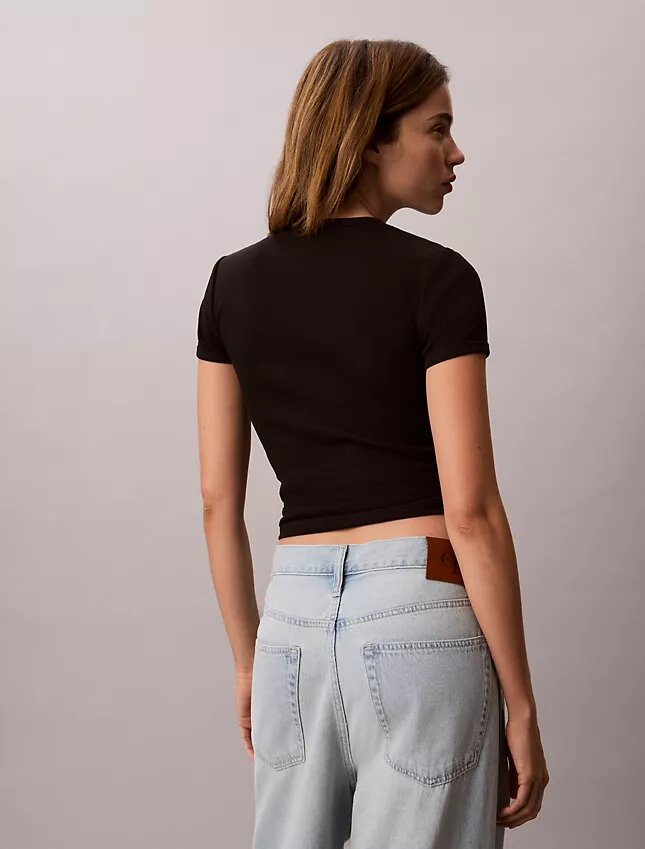 Camiseta Curta com Logotipo em Malha Canelada Camiseta Curta com Logotipo em Malha Canelada