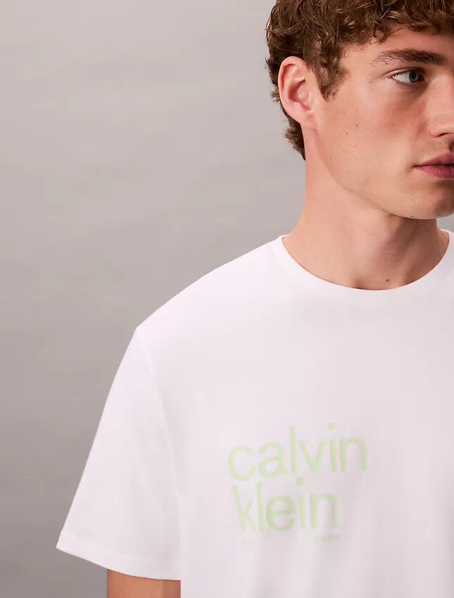 Camiseta Descontraída com Estampado Circular Camiseta Descontraída com Estampado Circular