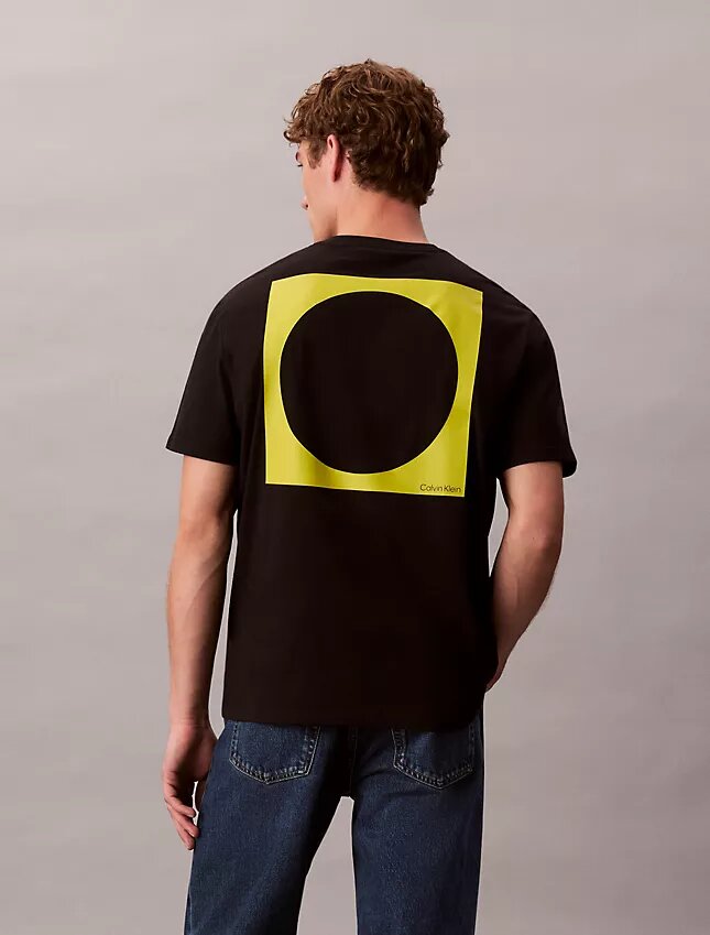 Camiseta Descontraída com Estampado Circular Camiseta Descontraída com Estampado Circular