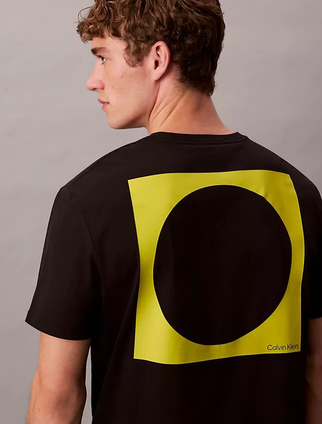 Camiseta Descontraída com Estampado Circular Camiseta Descontraída com Estampado Circular