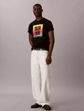 Camiseta Easy Tee com logótipo Pride