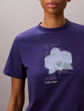 Camisola clássica com grafismo floral esbatido
