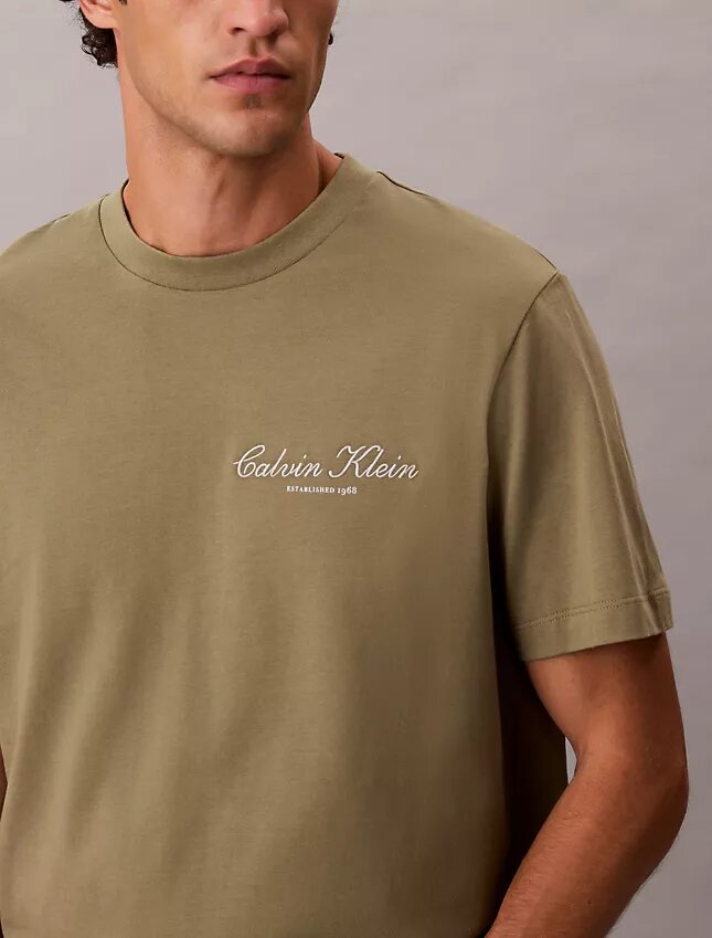 Camisola clássica com logótipo em letras pequenas Camisola clássica com logótipo em letras pequenas