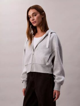 Camisola com capuz descontraída em malha polar com fecho e fita com logótipo