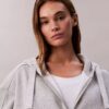 Camisola com capuz descontraída em malha polar com fecho e fita com logótipo Camisola com capuz descontraída em malha polar com fecho e fita com logótipo