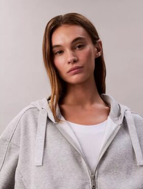 Camisola com capuz descontraída em malha polar com fecho e fita com logótipo