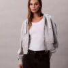 Camisola com capuz descontraída em malha polar com fecho e fita com logótipo Camisola com capuz descontraída em malha polar com fecho e fita com logótipo