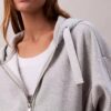 Camisola com capuz descontraída em malha polar com fecho e fita com logótipo Camisola com capuz descontraída em malha polar com fecho e fita com logótipo