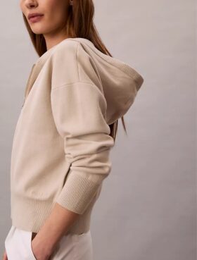 Camisola com capuz em malha folgada