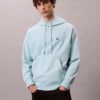 Camisola com capuz em tecido felpudo premium com Monogram e corte descontraído Camisola com capuz em tecido felpudo premium com Monogram e corte descontraído