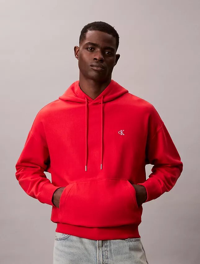 Camisola com capuz em tecido felpudo premium com Monogram e corte descontraído Camisola com capuz em tecido felpudo premium com Monogram e corte descontraído