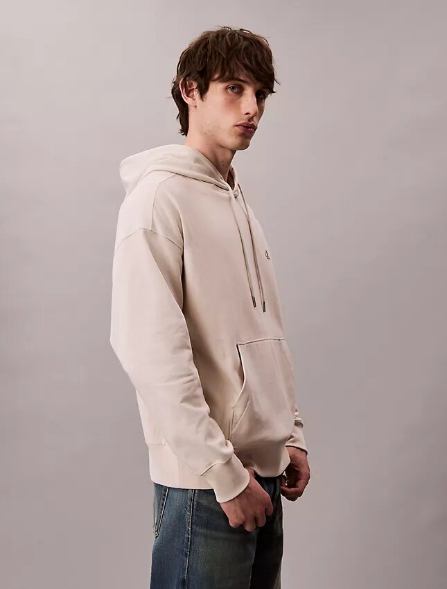 Camisola com capuz em tecido felpudo premium com Monogram e corte descontraído Camisola com capuz em tecido felpudo premium com Monogram e corte descontraído