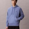 Camisola com capuz em tecido felpudo premium com Monogram e corte descontraído Camisola com capuz em tecido felpudo premium com Monogram e corte descontraído