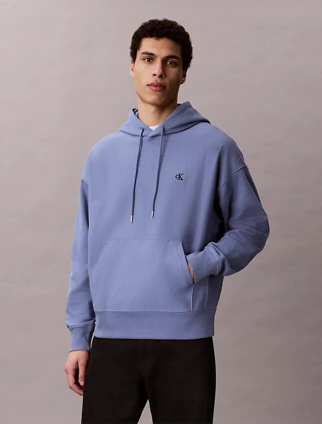 Camisola com capuz em tecido felpudo premium com Monogram e corte descontraído Camisola com capuz em tecido felpudo premium com Monogram e corte descontraído