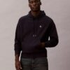 Camisola com capuz em tecido felpudo premium com Monogram e corte descontraído Camisola com capuz em tecido felpudo premium com Monogram e corte descontraído
