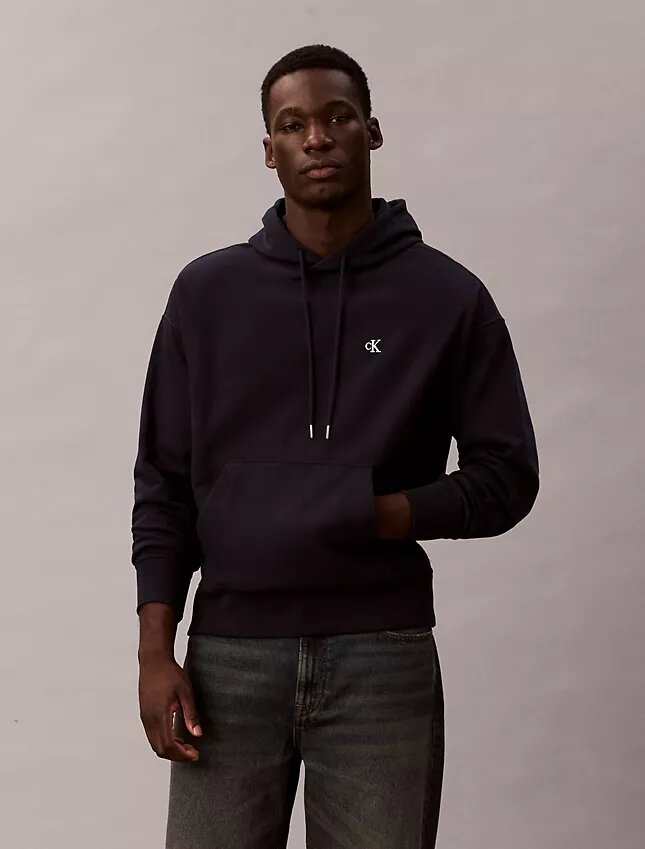 Camisola com capuz em tecido felpudo premium com Monogram e corte descontraído Camisola com capuz em tecido felpudo premium com Monogram e corte descontraído