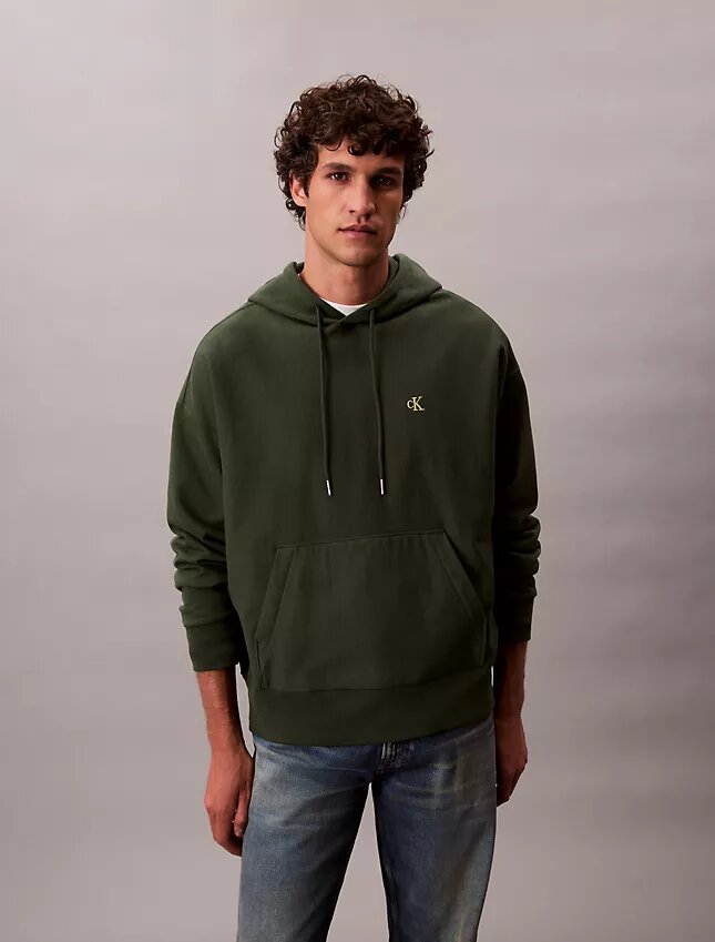 Camisola com capuz em tecido felpudo premium com Monogram e corte descontraído Camisola com capuz em tecido felpudo premium com Monogram e corte descontraído