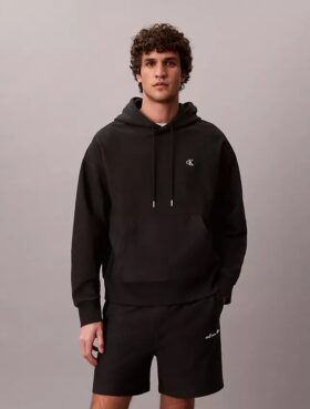 Camisola com capuz em tecido felpudo premium com Monogram e corte descontraído Camisola com capuz em tecido felpudo premium com Monogram e corte descontraído