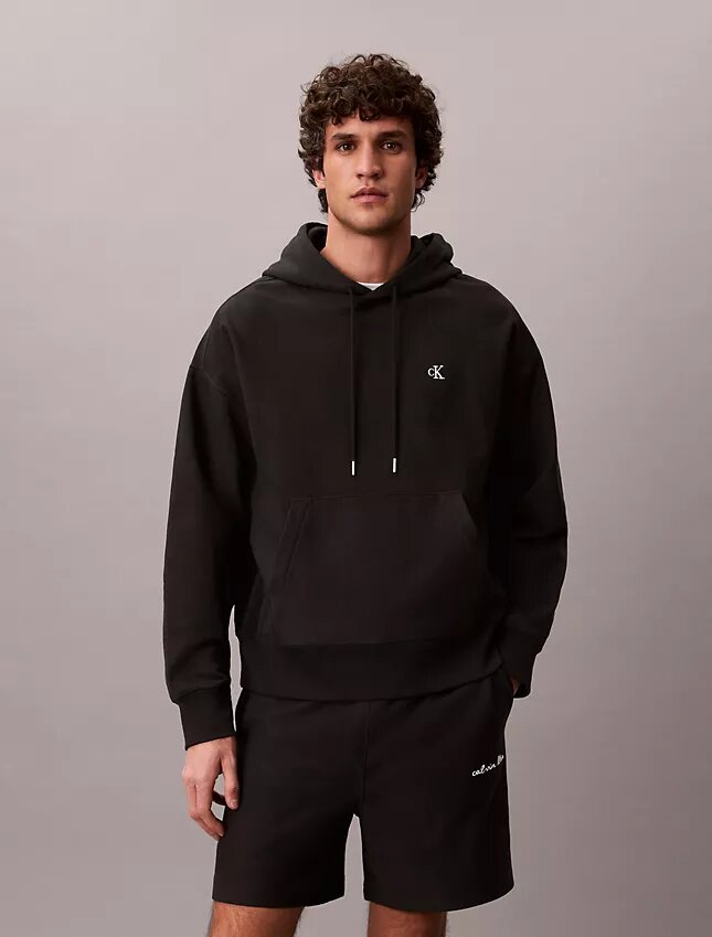 Camisola com capuz em tecido felpudo premium com Monogram e corte descontraído Camisola com capuz em tecido felpudo premium com Monogram e corte descontraído
