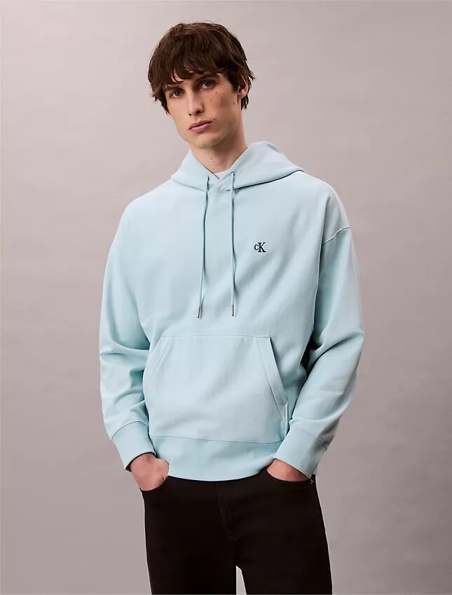 Camisola com capuz em tecido felpudo premium com Monogram e corte descontraído Camisola com capuz em tecido felpudo premium com Monogram e corte descontraído